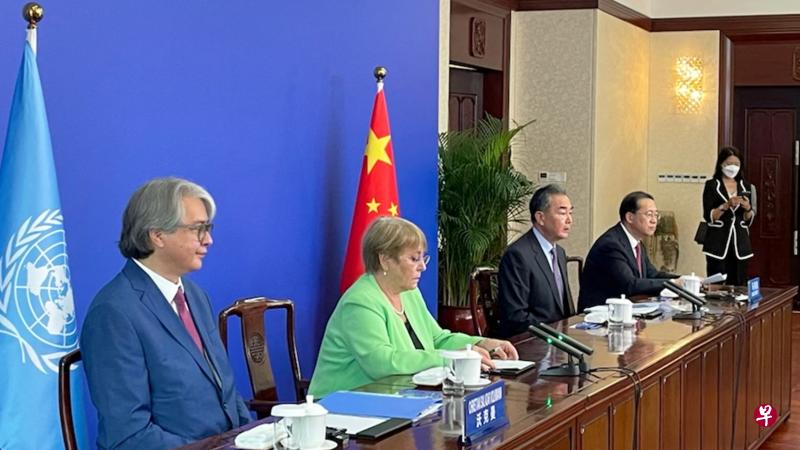 ▲联合国人权事务高级专员巴切莱特（左二）昨天在广州与中国国家主席习近平进行视频会晤，参与会晤的包括联合国人权高专办外勤业务和技术合作司司长克里斯蒂安·萨拉查（左起）、中国外长王毅，以及中国外交部副部长马朝旭。（取自联合国人权高专办网站）