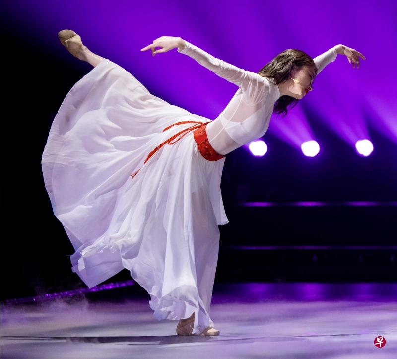 吴谨言在《乘风破浪第三季》初舞台演唱《延禧》片尾曲，并搭配优美舞姿，赢得不少掌声。