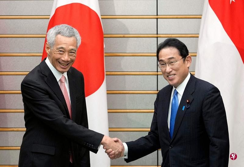 在日本东京进行访问的李显龙总理（左）昨晚会晤日本首相岸田文雄，两人再次肯定两国长期和密切的伙伴关系，也在会后宣布成立日本—新加坡经济对话机制，加强双边经济关系。（法新社）