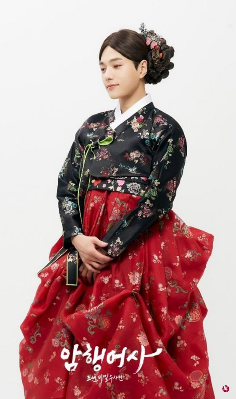 →金明洙反串女生，逗笑粉丝。