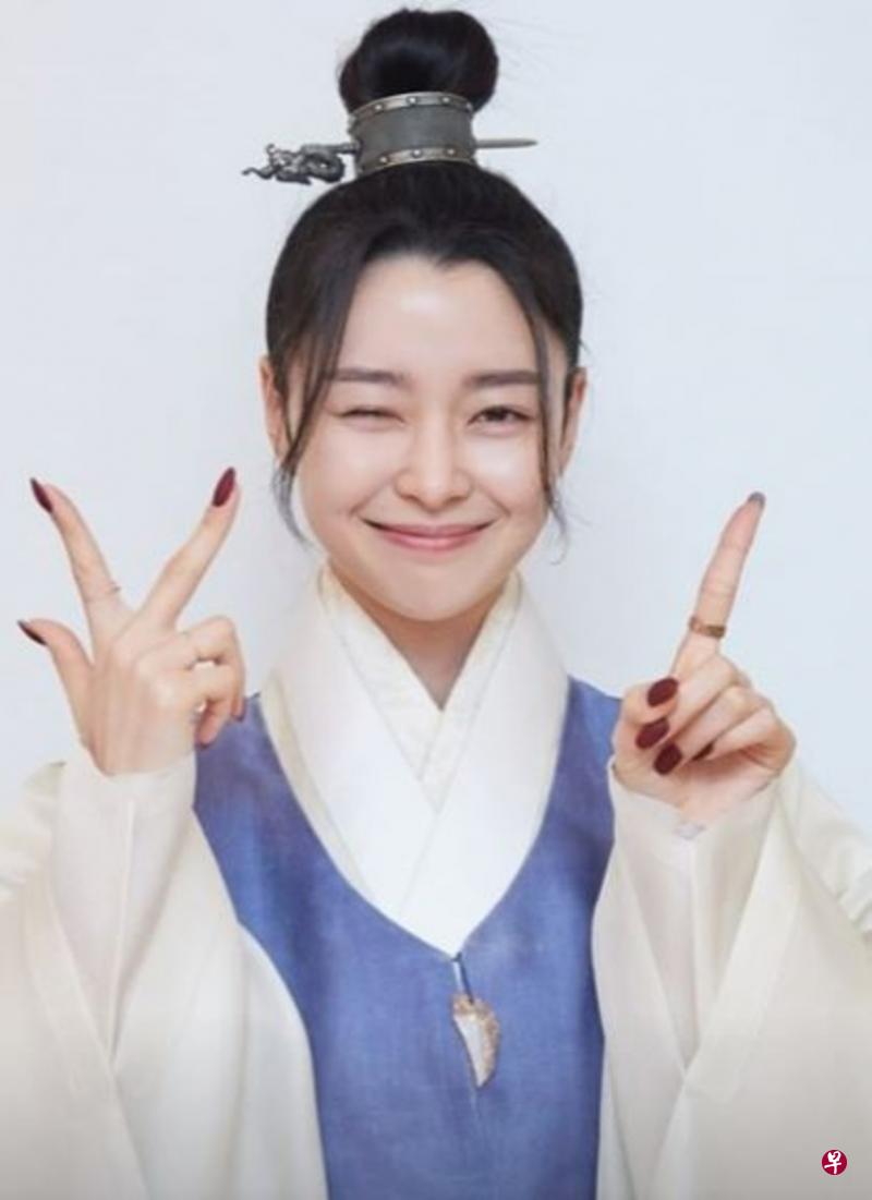 ↑ 权娜拉反串男生，又帅又可爱。