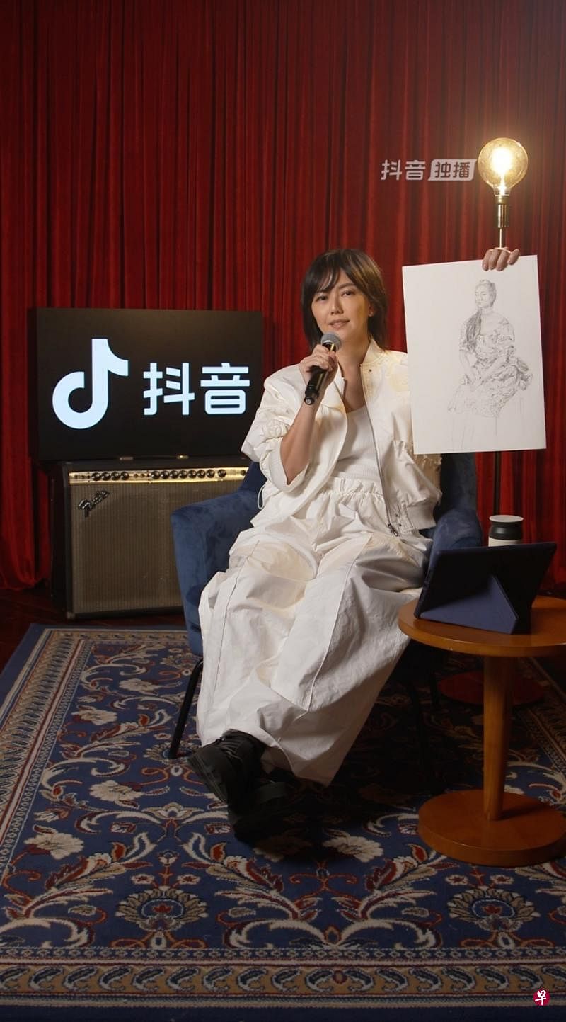 孙燕姿疫情期间开始画画，唱聊会上秀出自己的铅笔素描。（Make/Music提供）
