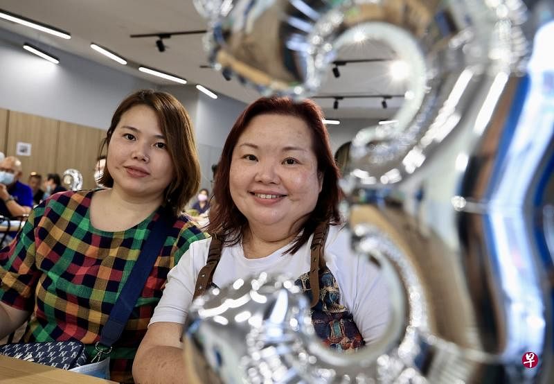 蓝家姐妹蓝慧晶（右）与蓝慧燕感谢救护车圆梦队，在一天内帮助她们的母亲实现拍摄家庭合照的心愿。（陈来福摄）