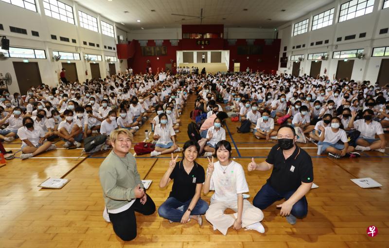 圣婴中学礼堂举办“新空下”新谣音乐分享会，共吸引500学生参与，现场反响热烈。（陈渊庄摄）
