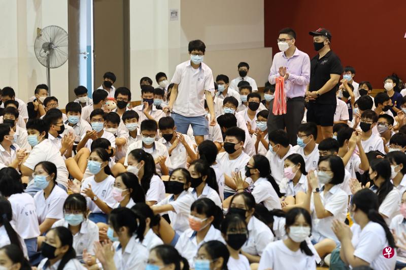 圣婴中学老师为新谣歌词问答环节中回答正确的同学分发礼物。（陈渊庄摄）