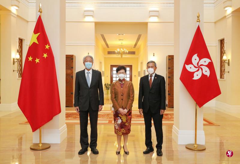 香港特首林郑月娥（中）在礼宾府会见我国国务资政兼国家安全统筹部长张志贤（左）和外交部长维文。（通讯及新闻部提供）