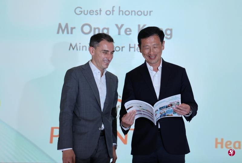 卫生部长王乙康（右）与新加坡欧洲商会会长多纳托，昨晚为欧洲商会推出的《未来医疗保健和健康》白皮书主持推介。（梁麒麟摄）