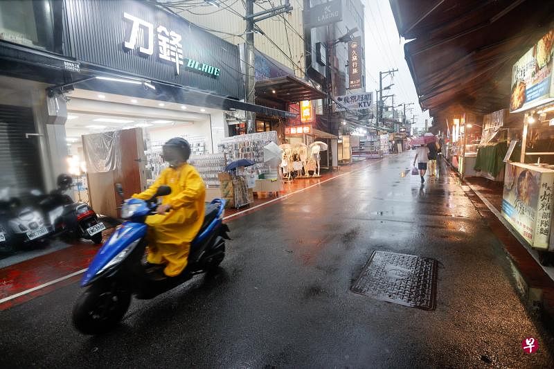 受到疫情影响，台湾民众自主减少社交接触，零售、餐饮及旅游等民生经济活动受到重创。图为昨天台中逢甲市场人流稀疏，摊商苦不堪言。（香港中通社）