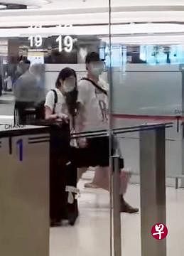 丈夫与女伴一起穿着情侣T恤，被妻子在机场抓包。（取自面簿）