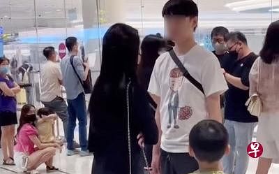 妻子在机场内质问丈夫。（取自面簿）