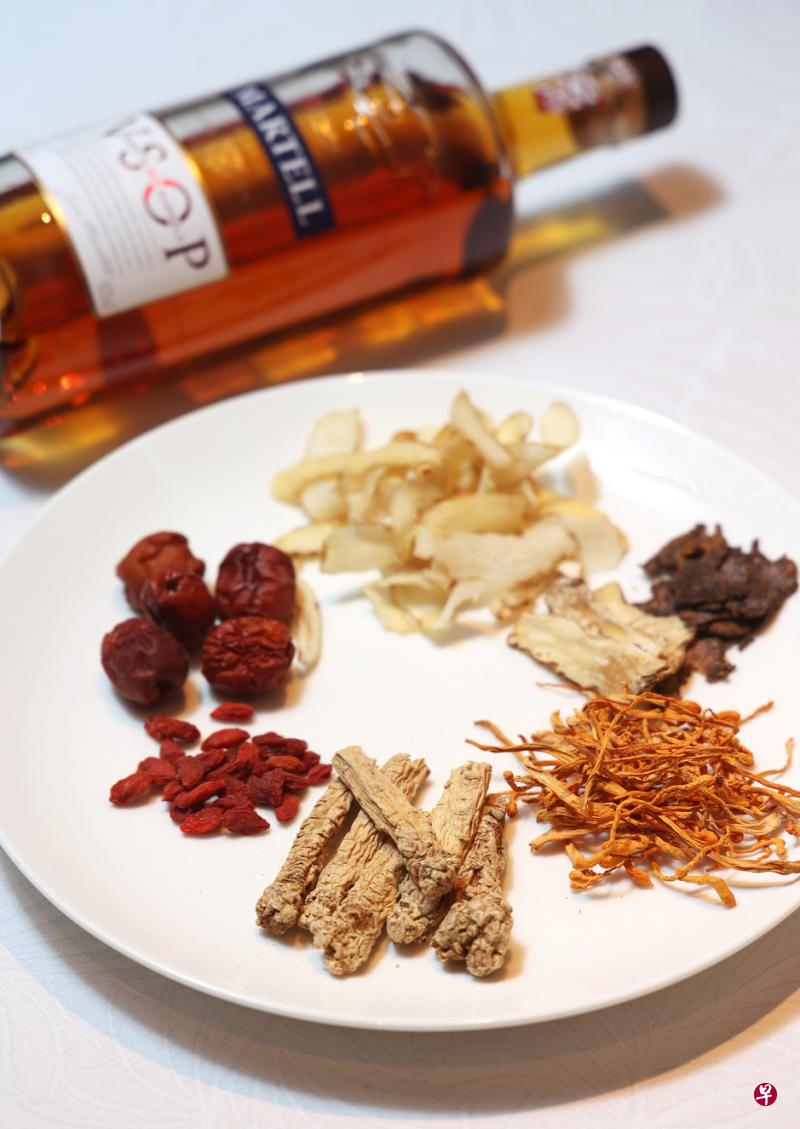 烹煮马爹利药膳甘榜所需的食材。