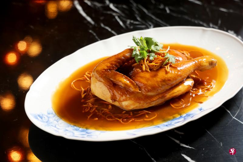 马爹利药膳甘榜鸡，浓郁的药材香搭配鸡肉的鲜味，吃起来非常入味。