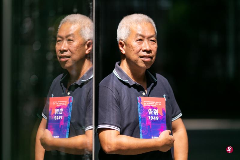 本地文史工作者、作家李国梁与新书《告别1949》。（张荣摄）