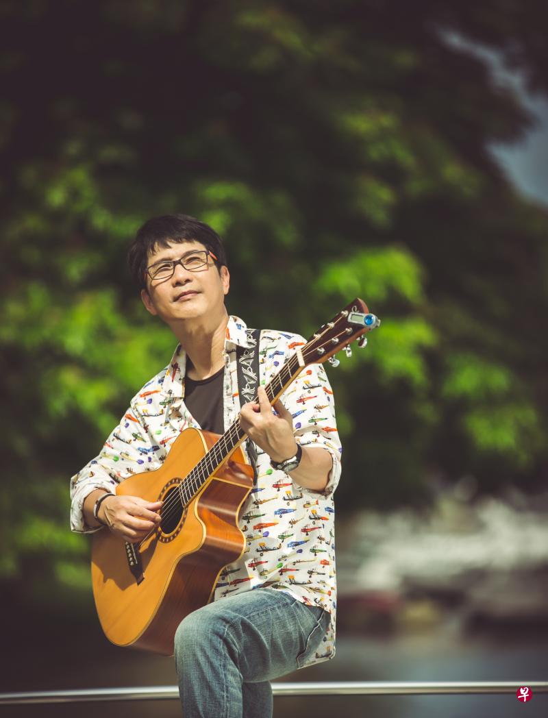 黄宏墨回忆自己的第一张专辑《野人的梦》就是在书城举行发布会。
