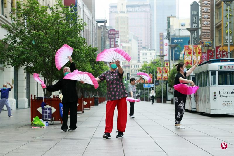 上海市民昨天在南京路步行街锻炼健身，封城期间这番景象一度消失。（中新社）