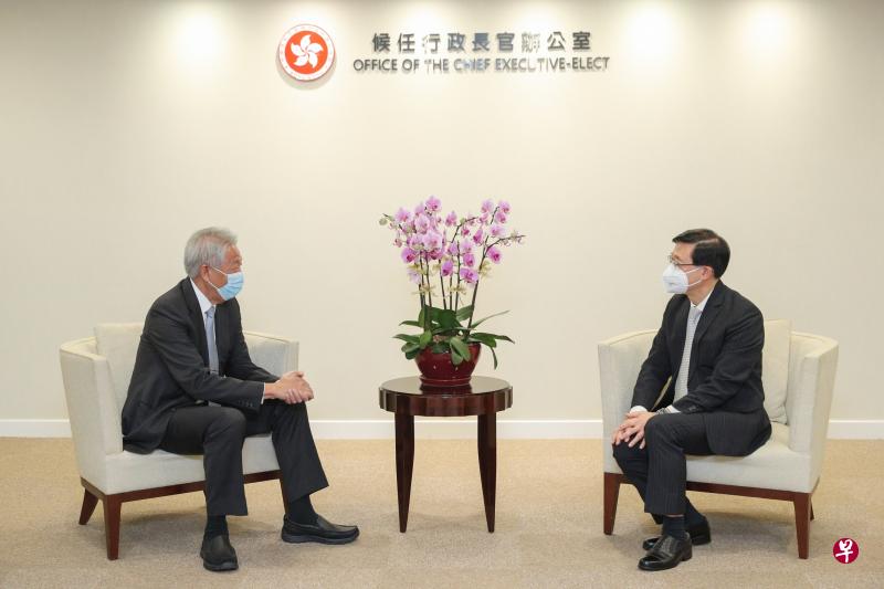 国务资政兼国家安全统筹部长张志贤（左）昨天在香港候任行政长官办公室与候任特首李家超会面。（通讯及新闻部提供）