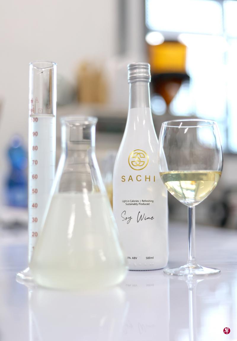 豆清可当作废水处理，也能酿制成晶莹剔透，入口清甜的酒精饮料Sachi（咲智）。