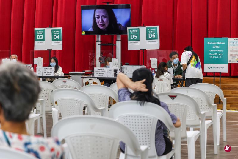 德义民众俱乐部接种中心每天最多注射2500剂疫苗，到后期平均每天300剂。中心最后一天运营时，仍有少数居民前来接种。（白艳琳摄）