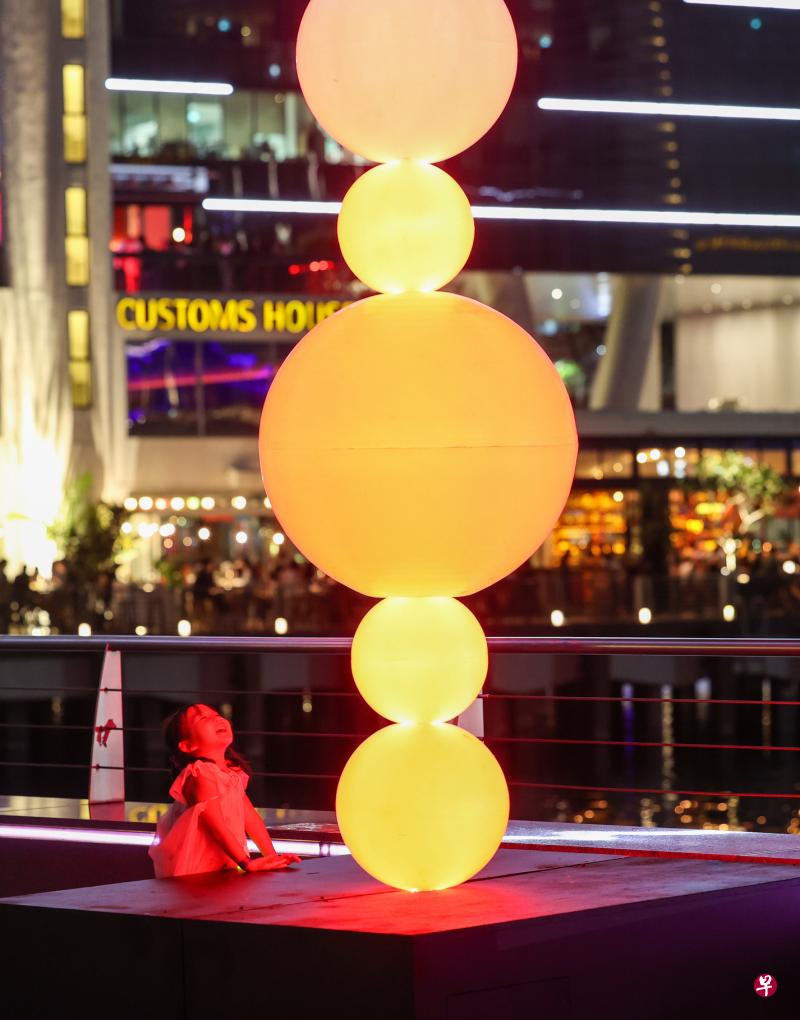 “Shish-ka-buoy”利用海上浮标装置出4米高的艺术作品，形状有如串烧。