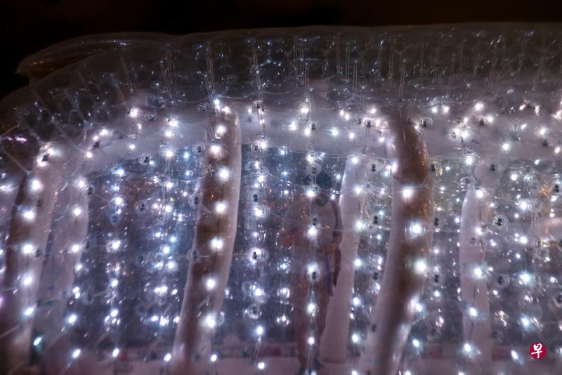 “Plastic Whales”（塑料鲸鱼）：公众走进鲸鱼里，在灯光照明下，可看到它们所吃下的塑料垃圾。