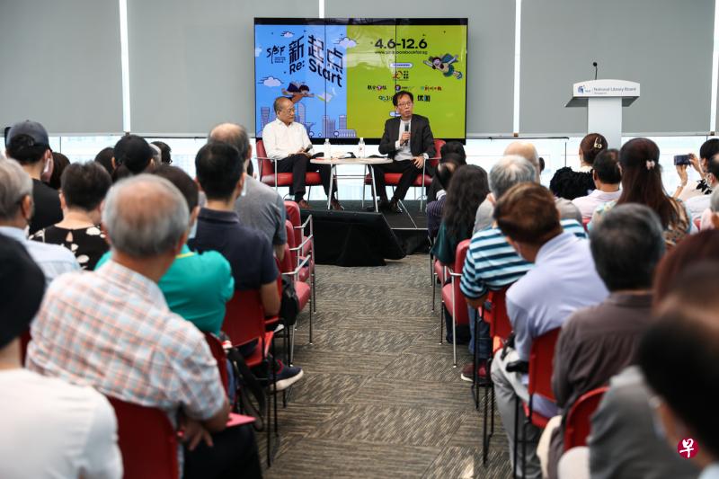 陈企业博士（台上右）昨天在国家图书馆大厦16楼观景阁Pod，针对新加坡第四代领导班子面对的挑战作演讲。讲座主持人为《联合早报》言论组主任叶鹏飞。（李健玮摄）