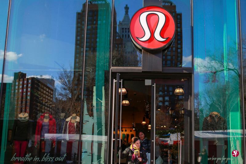 在今年4月间，瑜伽服饰连锁店Lululemon宣布了一个名为“Power of Three x2”的增长战略，把目标锁定在2026年将营业额翻一番，达到125亿美元。图为纽约的Lululemon分店。（路透社）