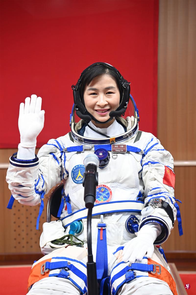 中国神舟十四号载人飞行任务航天员乘组出征仪式昨天在酒泉卫星发射中心举行。三位航天员陈冬、刘洋、蔡旭哲即将开启为期六个月的飞行任务。图为刘洋。（中新社）