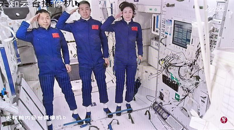 在中国神舟十四号载人飞船与空间站组合体成功实现自主快速交会对接后，航天员乘组从返回舱进入轨道舱。按程序完成各项准备后，航天员陈冬成功开启天和核心舱舱门，昨天晚上8时50分，陈冬（中）、刘洋（右）、蔡旭哲依次全部进入天和核心舱。这是在北京航天飞行控制中心拍摄的画面。（新华社）