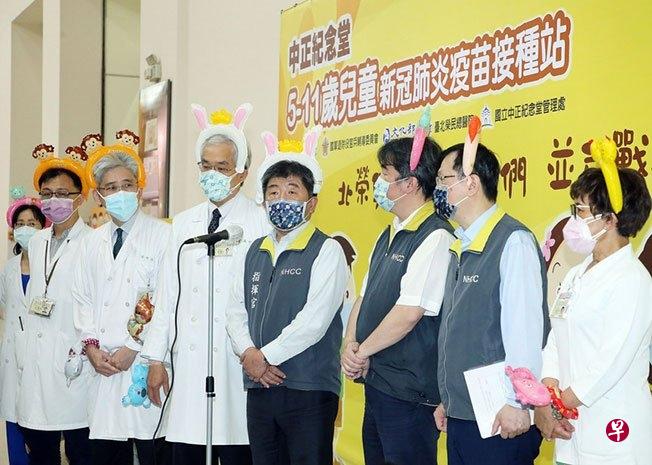 陈时中（中）前天视察中正纪念堂儿童疫苗接种站时曾表示，全台疫情高峰估计在6月10日，之后有机会出现反转。（互联网）