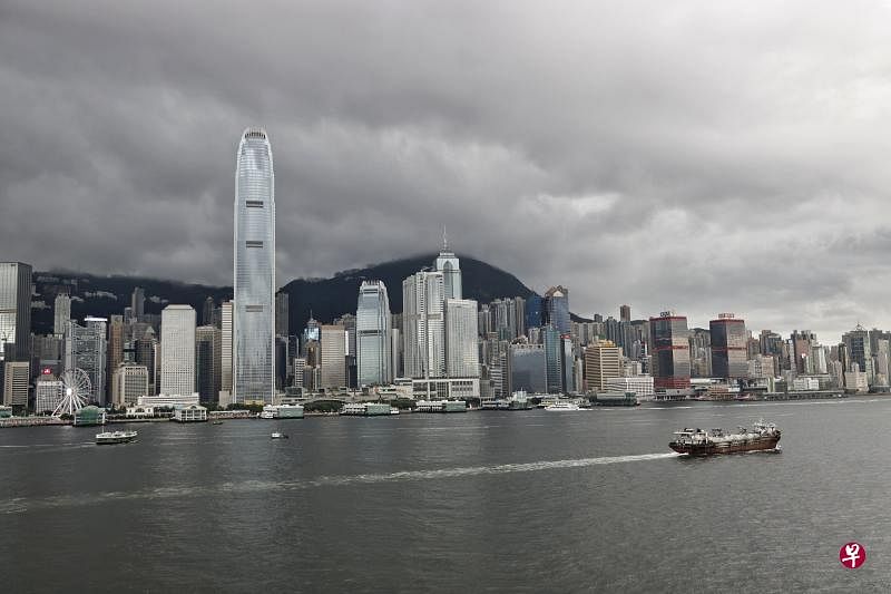 　香港特区政府财政司司长陈茂波昨天指出，有效控制疫情是香港经济复苏的关键，并将今年香港经济增长预测，向下修订到1至2%。（中通社）