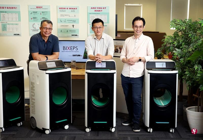 本地医疗技术公司QuantumTX入围了今年的JUMPSTARTER 2022环球创业比赛，是比赛10强之一。右起为QuantumTX首席执行官吴介文、首席工程师李京泽，以及杨潞龄医学院外科学系副教授法兰柯。（龙国雄摄）