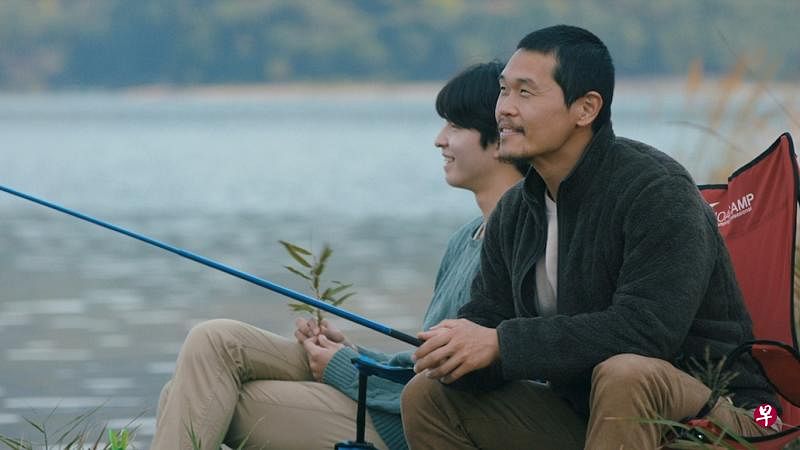 姜吉宇（右）和洪庆在《爱在春光乍现时》演出断背情。