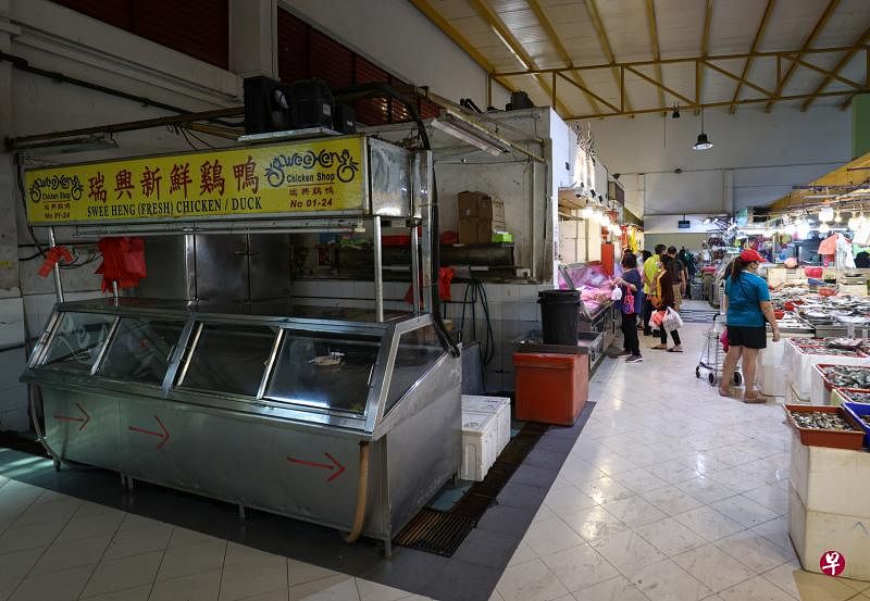 不少售卖鲜鸡的巴刹摊位受到马来西亚鸡肉出口禁止令的影响，暂停营业，包括在油池湿巴刹的瑞兴新鲜鸡鸭摊。（李健玮摄）