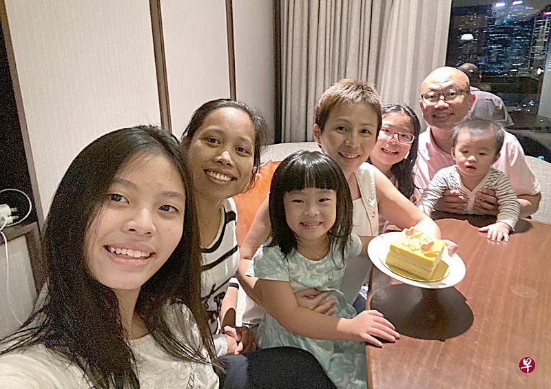 菲律宾籍女佣艾琳（左二）六年多前开始为雇主刘颖美（左四）一家服务，热爱歌唱的她积极参加比赛，刘颖美全家经常也会到现场为她加油打气。（受访者提供）