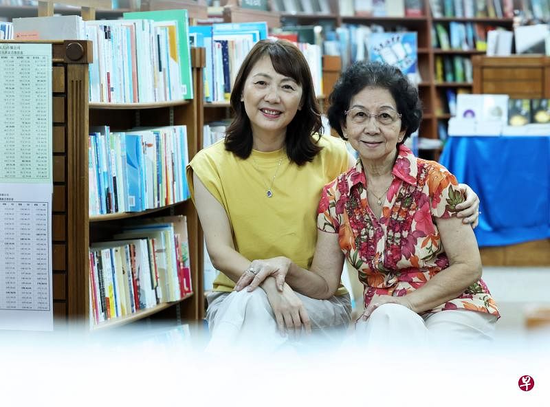 友联书局前职员蔡明英（右）与现任董事经理马晓敏感情很深。（梁麒麟摄）