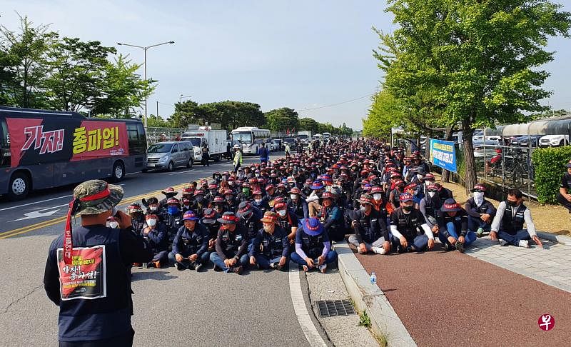 韩国货运卡车司机团结工会的大约1000名成员昨天聚集在现代汽车位于韩国蔚山的工厂前，举行抗议集会。（路透社）