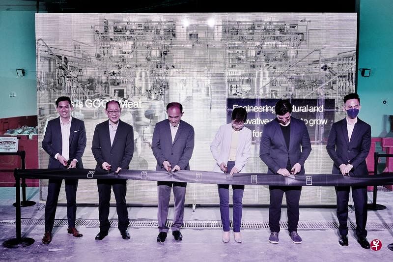 永续发展与环境部长傅海燕（右三）、Eat Just联合创办人兼首席执行官蒂特里克（右二）等贵宾在培植肉生产设施的动土仪式上剪彩。（谢智扬摄）