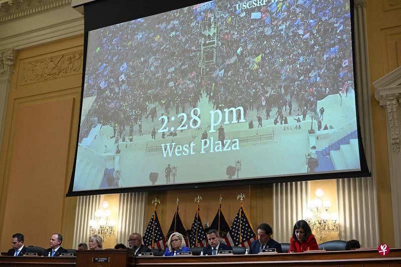 美国国会大厦骚乱事件特别委员会在周四的首场公开听证会上，播放了大批示威者闯入国会大厦的画面。（法新社）