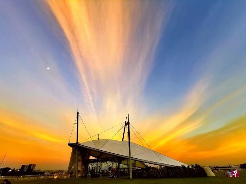 绿色屋顶上出现难得一见的反云隙光（anticrepuscular rays）。（滨海堤坝）