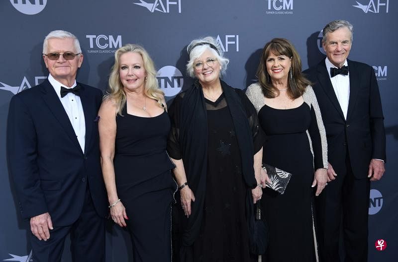 当年《音乐之声》童星相隔多年后合影。（路透社）
