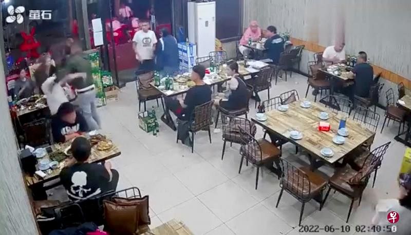 唐山市路北区一家烧烤店娥监控视频显示，一名男子在餐馆内殴打一名妇女。（路透社）