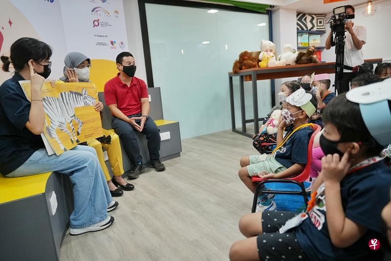 哈莉玛总统（左二）在国家发展部长李智陞（左三）与文礼青年网络义工杨時晴（左一）的陪同下，为参与KidsRead活动的孩童讲故事。（谢智扬摄）