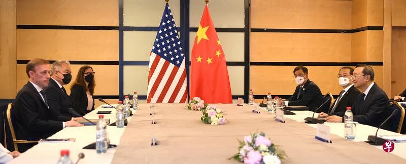 美国国家安全顾问沙利文（左一）与中共中央外事工作委员会办公室主任杨洁篪（右一）前天在卢森堡展开四个半小时的会谈。（新华社）