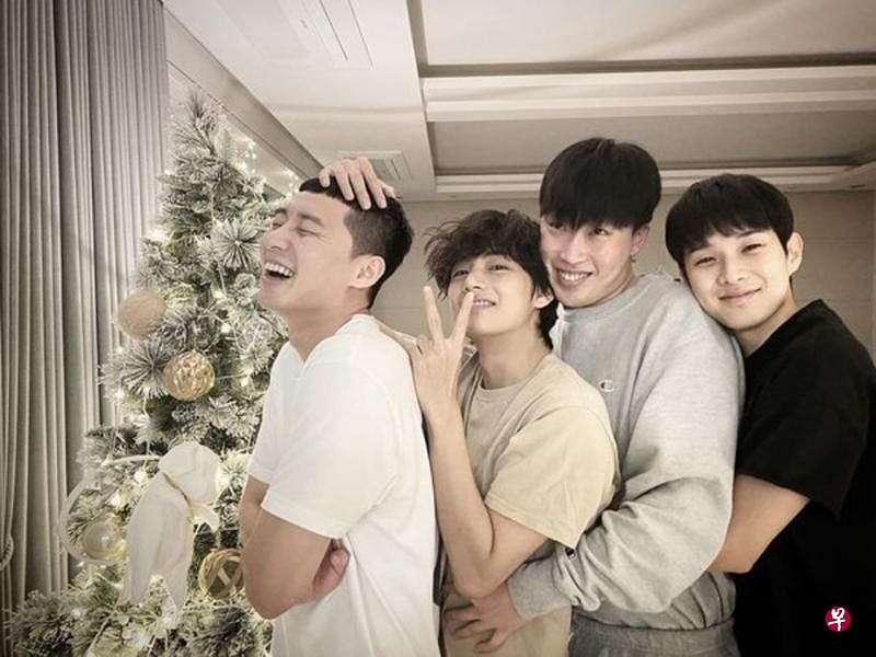朴叙俊（左起）、BTS的V、歌手Peakboy、崔宇植与朴炯植组成的“Wooga Family”是演艺圈出名的好友团。（IG图）