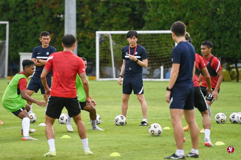 雄狮新帅西谷隆之（中）一直到5月才正式上任，留给他的备战时间实在太少。（档案照片）