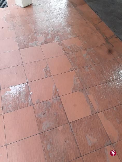 裕华村熟食中心走道表层的塑料薄膜斑驳脱落，甚为难看。（读者提供）