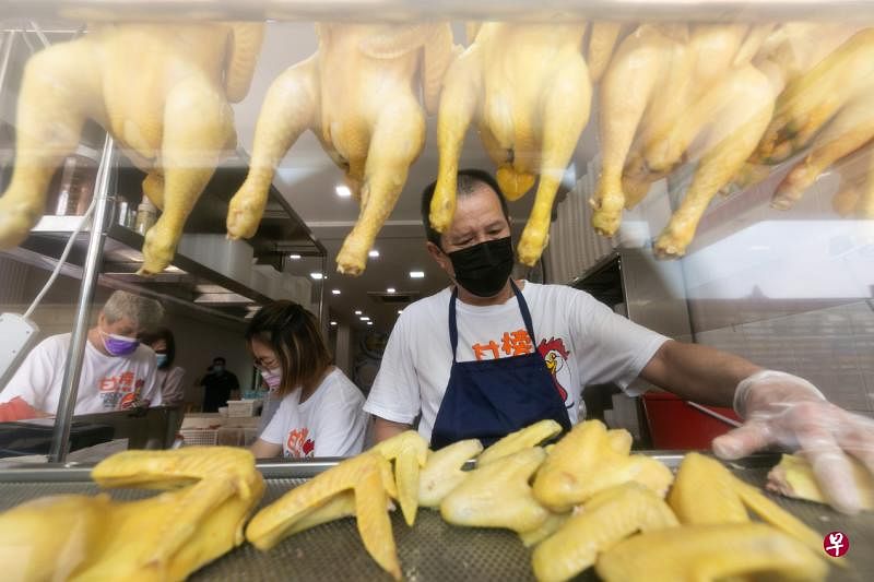 甘榜山鸡饭重新卖新鲜甘榜鸡饭，一天可卖至少100多只甘榜鸡。（张荣摄）