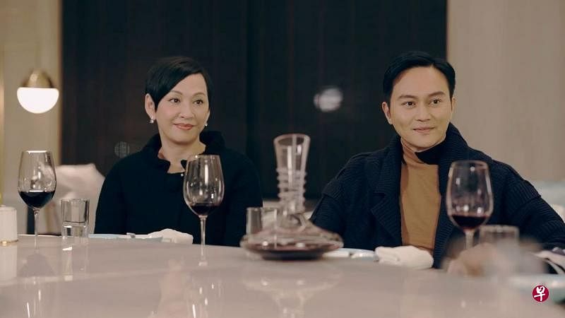  余安安（左）在《家族荣耀》中饰演张智霖（右）的母亲。