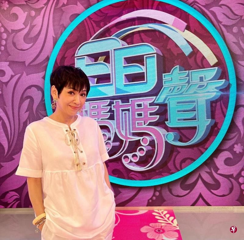 余安安重拾主持棒，主持无线综艺访谈节目《日日妈妈声》。