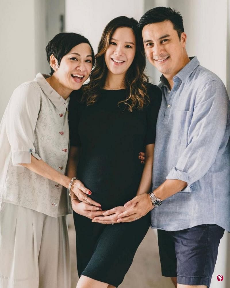 余安安（左）去年荣升外婆，图为她去年与大女儿及女婿的合影。